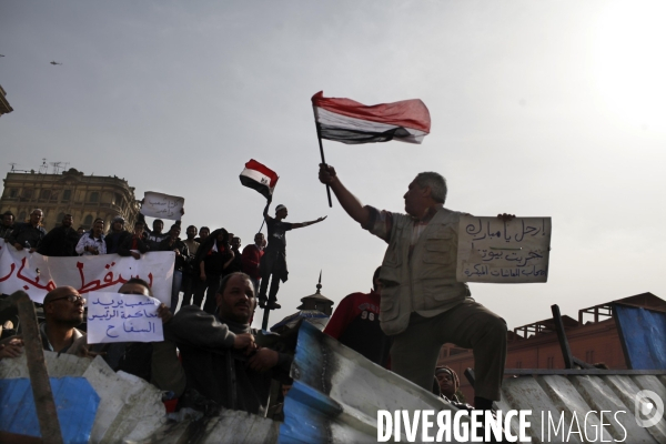 Affrontements entre les partisants du president egyptien moubarak et les manifestants qui occupaient la place tahrir.