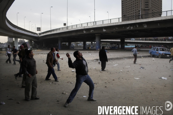 Affrontements entre les partisants du president egyptien moubarak et les manifestants qui occupaient la place tahrir.