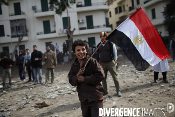 Affrontements entre les partisants du president egyptien moubarak et les manifestants qui occupaient la place tahrir.