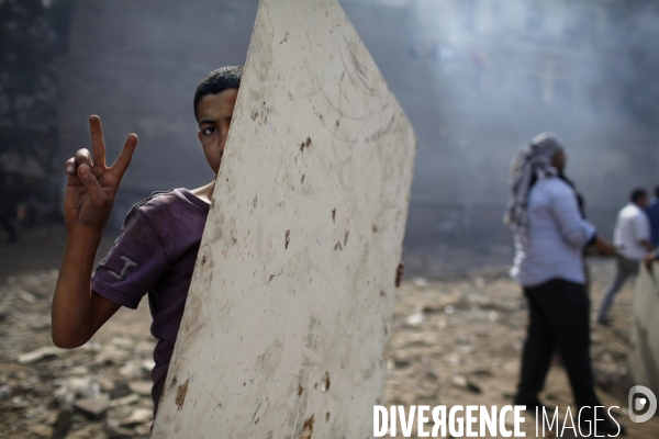 Affrontements entre les partisants du president egyptien moubarak et les manifestants qui occupaient la place tahrir.