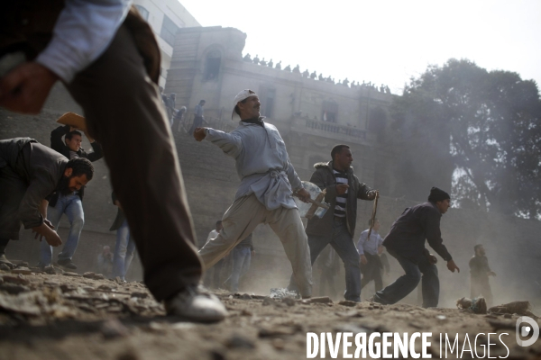 Affrontements entre les partisants du president egyptien moubarak et les manifestants qui occupaient la place tahrir.