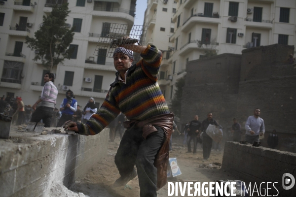 Affrontements entre les partisants du president egyptien moubarak et les manifestants qui occupaient la place tahrir.