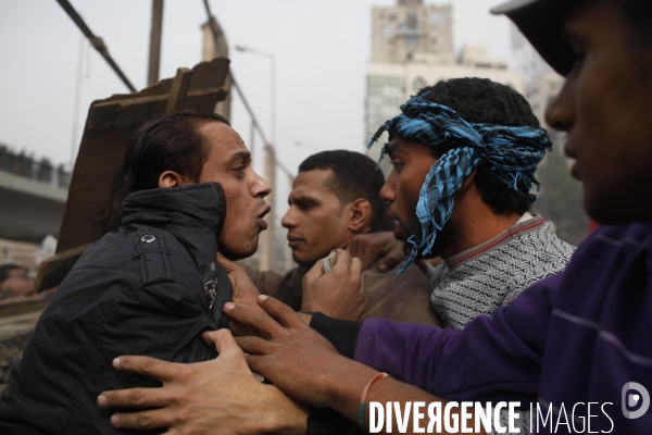 Affrontements entre les partisants du president egyptien moubarak et les manifestants qui occupaient la place tahrir.