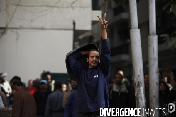 Affrontements entre les partisants du president egyptien moubarak et les manifestants qui occupaient la place tahrir.