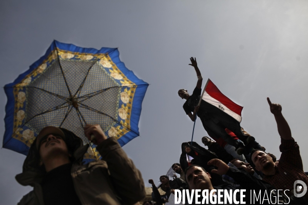 Affrontements entre les partisants du president egyptien moubarak et les manifestants qui occupaient la place tahrir.