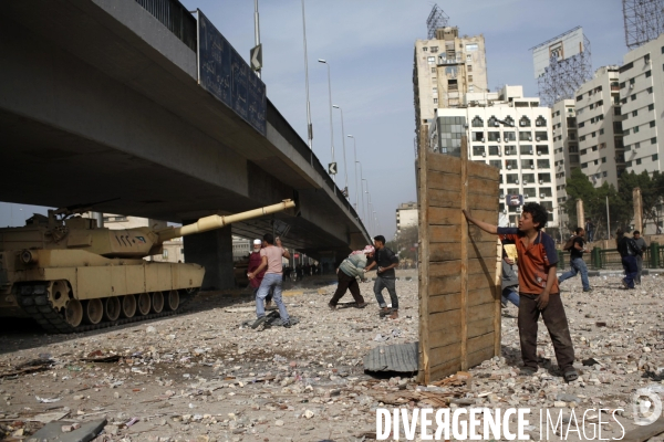 Affrontements entre les partisants du president egyptien moubarak et les manifestants qui occupaient la place tahrir.