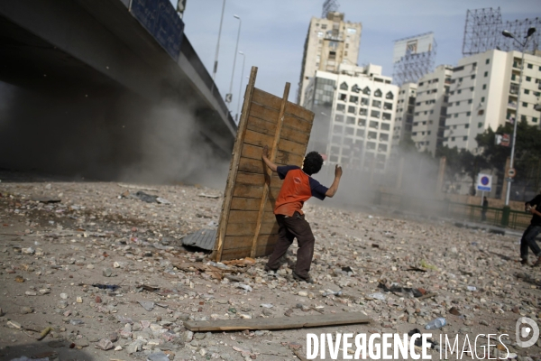 Affrontements entre les partisants du president egyptien moubarak et les manifestants qui occupaient la place tahrir.