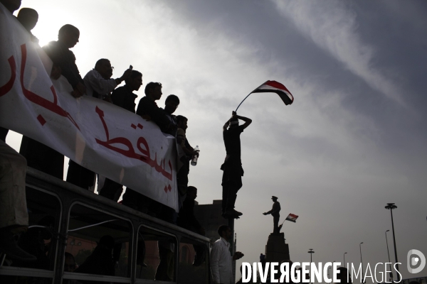 Affrontements entre les partisants du president egyptien moubarak et les manifestants qui occupaient la place tahrir.