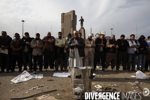 Affrontements entre les partisants du president egyptien moubarak et les manifestants qui occupaient la place tahrir.