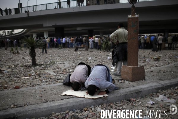 Affrontements entre les partisants du president egyptien moubarak et les manifestants qui occupaient la place tahrir.