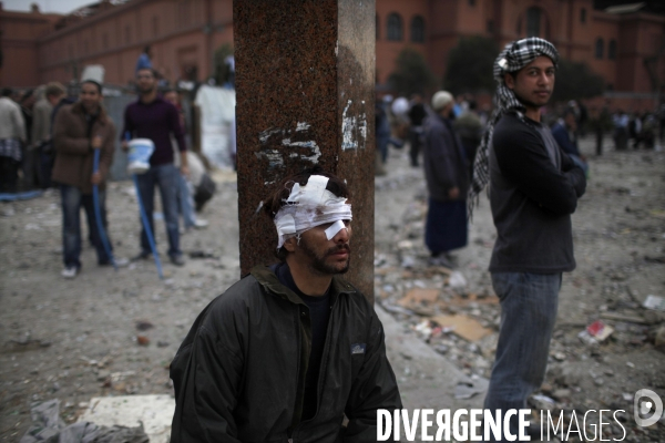 Affrontements entre les partisants du president egyptien moubarak et les manifestants qui occupaient la place tahrir.