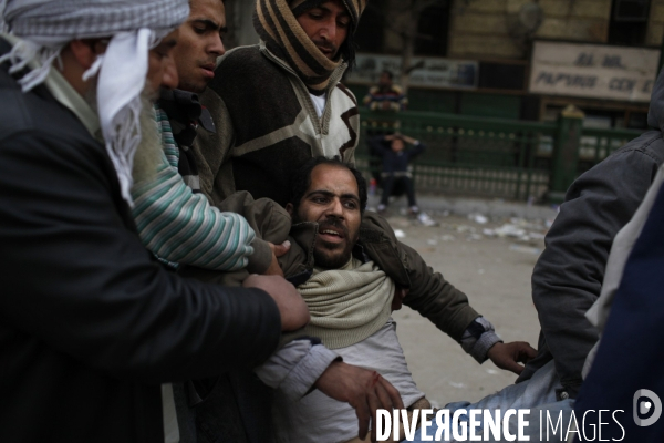 Affrontements entre les partisants du president egyptien moubarak et les manifestants qui occupaient la place tahrir.