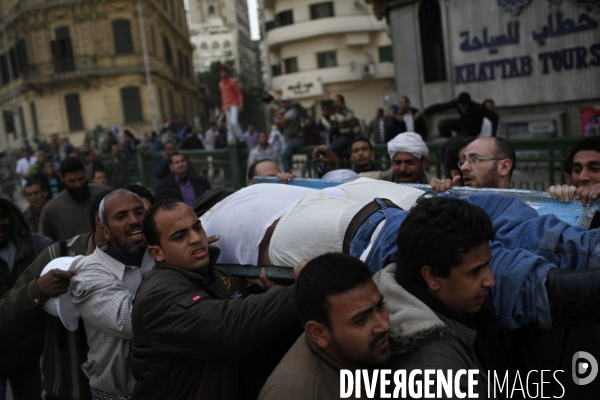 Affrontements entre les partisants du president egyptien moubarak et les manifestants qui occupaient la place tahrir.