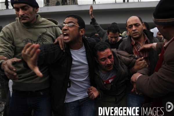 Affrontements entre les partisants du president egyptien moubarak et les manifestants qui occupaient la place tahrir.