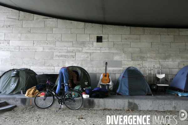 L association    salaud de pauvres   a installe depuis 2 jours un village de sdf d  une dizaine de tentes sous le pont charles-de-gaulle, au pied de la gare d austerlitz.