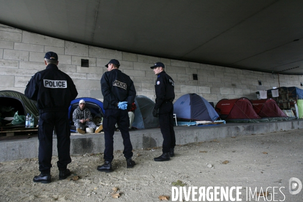 L association    salaud de pauvres   a installe depuis 2 jours un village de sdf d  une dizaine de tentes sous le pont charles-de-gaulle, au pied de la gare d austerlitz.