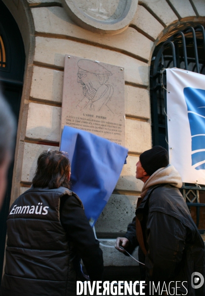 Commemoration du deces de l abbe pierre il y a un an par l installation d une plaque sur la facade du siege de l association emmaus.
