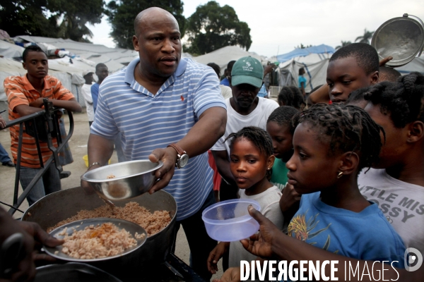 Portrait de christian darelus, benevole distribuant des repas dans le camp de sainte therese, petionville.