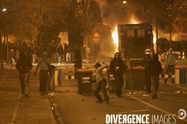 Des bandes de jeunes d un quartier de villiers-le-bel s affrontent avec la police pour la deuxieme nuit apres la mort de deux adolescents lors d une collision avec un vehicule de police.