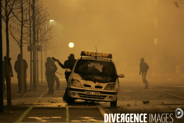 Des bandes de jeunes d un quartier de villiers-le-bel s affrontent avec la police pour la deuxieme nuit apres la mort de deux adolescents lors d une collision avec un vehicule de police.