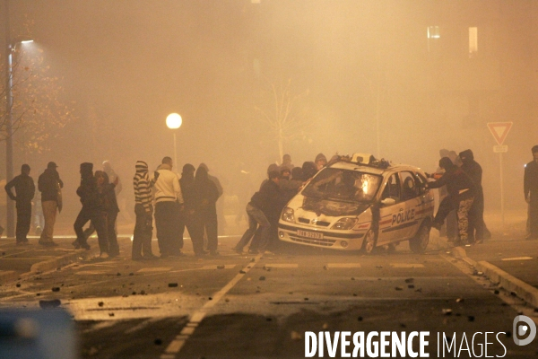 Des bandes de jeunes d un quartier de villiers-le-bel s affrontent avec la police pour la deuxieme nuit apres la mort de deux adolescents lors d une collision avec un vehicule de police.