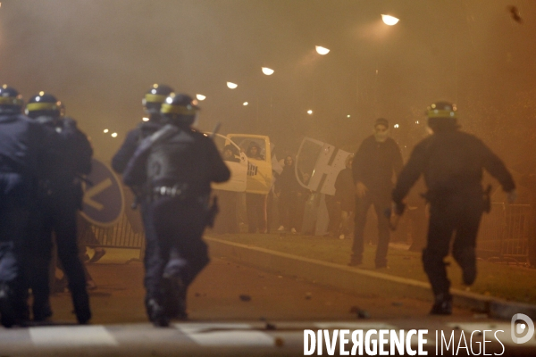 Des bandes de jeunes d un quartier de villiers-le-bel s affrontent avec la police pour la deuxieme nuit apres la mort de deux adolescents lors d une collision avec un vehicule de police.