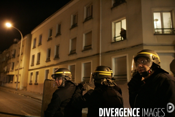 Des bandes de jeunes d un quartier de villiers-le-bel s affrontent avec la police pour la deuxieme nuit apres la mort de deux adolescents lors d une collision avec un vehicule de police.