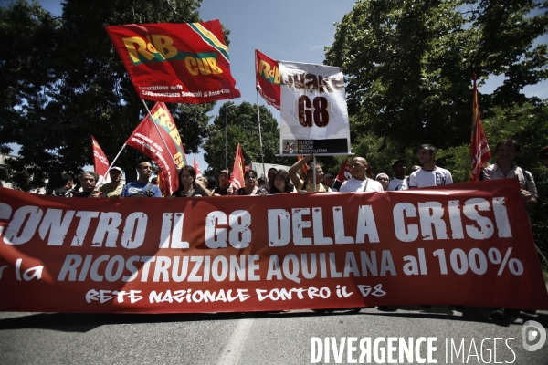 Manifestation contre le sommet du g8 dans la ville de l aquila.