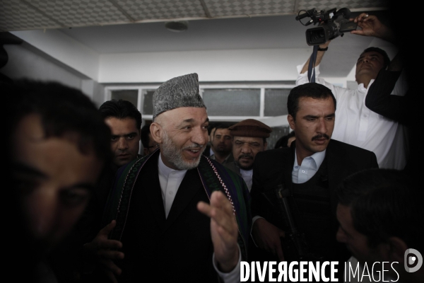 Meeting presidentiel, au stadium de kaboul, du president sortant, hamid karzai.