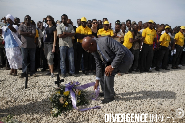 Ceremonie en hommage aux morts victimes du seisme du 12 janvier 2010 et enterres dans la fosse commune de titanyen