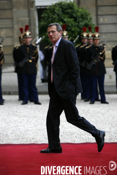 Nicolas sarkozy recoit le president des etats-unis, george w. bush.