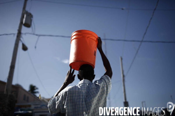 Approvisionnement en eau dans les rues de port-au-prince.