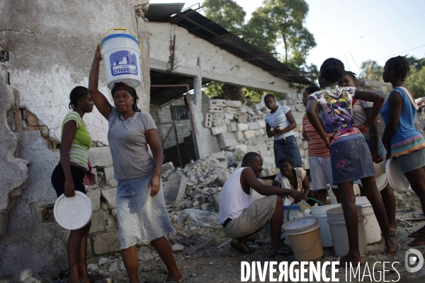 Approvisionnement en eau dans les rues de port-au-prince.