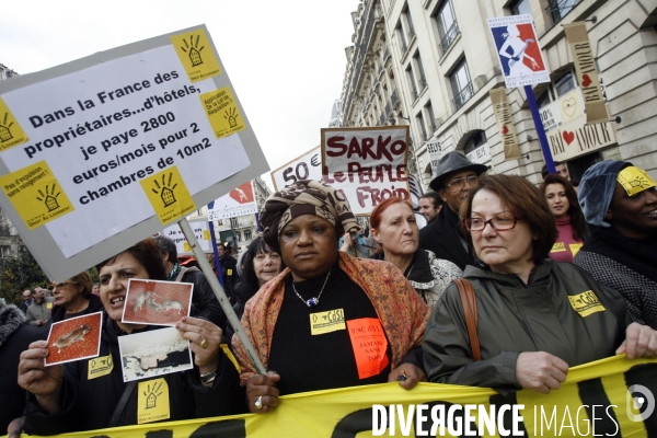 Manifestation en soutient aux familles de sans logis, installes sur le trottoir de la rue de la banque (2 eme arrondissement).