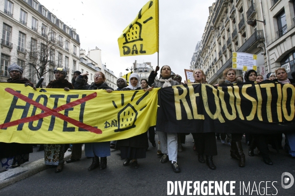 Manifestation en soutient aux familles de sans logis, installes sur le trottoir de la rue de la banque (2 eme arrondissement).