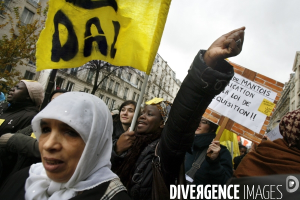 Manifestation en soutient aux familles de sans logis, installes sur le trottoir de la rue de la banque (2 eme arrondissement).