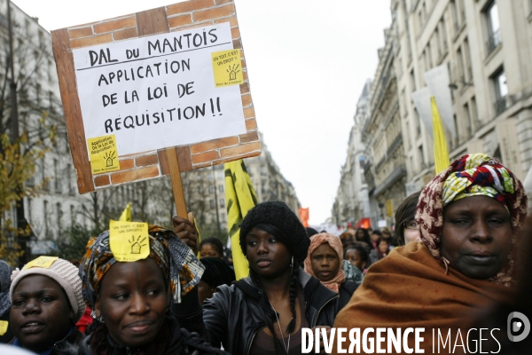 Manifestation en soutient aux familles de sans logis, installes sur le trottoir de la rue de la banque (2 eme arrondissement).