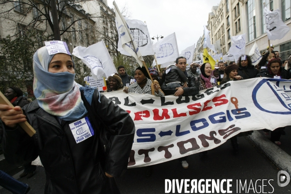 Manifestation en soutient aux familles de sans logis, installes sur le trottoir de la rue de la banque (2 eme arrondissement).