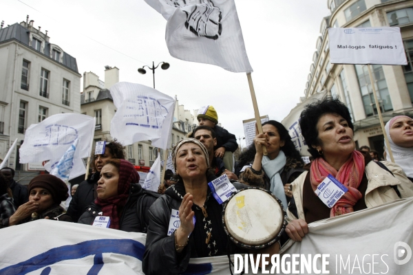 Manifestation en soutient aux familles de sans logis, installes sur le trottoir de la rue de la banque (2 eme arrondissement).