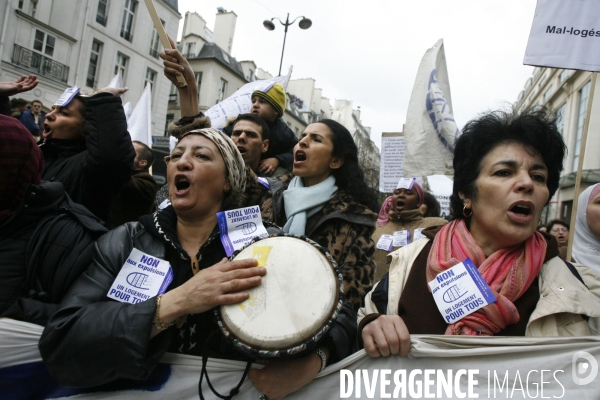 Manifestation en soutient aux familles de sans logis, installes sur le trottoir de la rue de la banque (2 eme arrondissement).