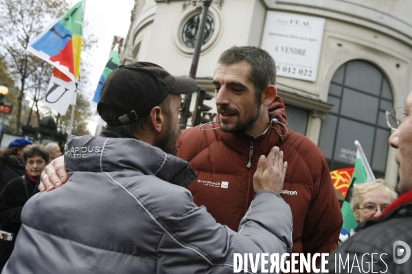 Manifestation en soutient aux familles de sans logis, installes sur le trottoir de la rue de la banque (2 eme arrondissement).