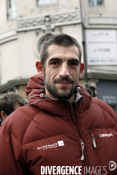 Manifestation en soutient aux familles de sans logis, installes sur le trottoir de la rue de la banque (2 eme arrondissement).