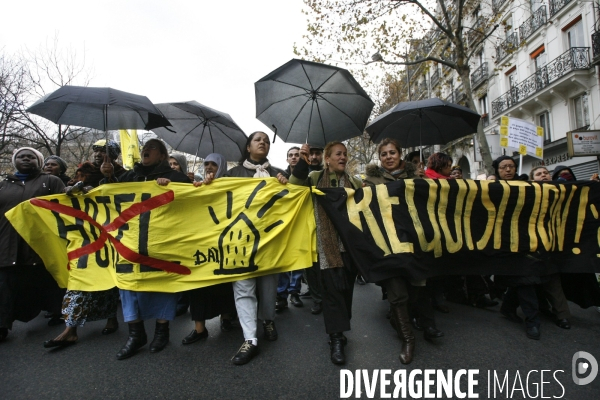 Manifestation en soutient aux familles de sans logis, installees sur le trottoir de la rue de la banque (2 eme arrondissement).