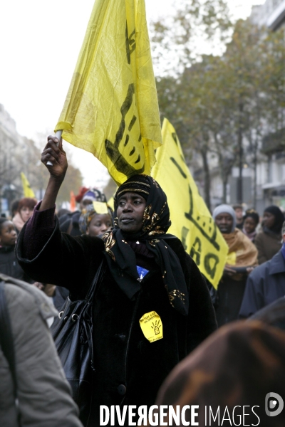 Manifestation en soutient aux familles de sans logis, installes sur le trottoir de la rue de la banque (2 eme arrondissement).