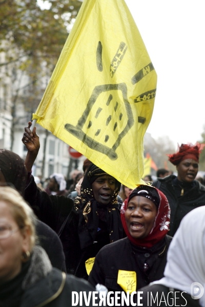 Manifestation en soutient aux familles de sans logis, installes sur le trottoir de la rue de la banque (2 eme arrondissement).