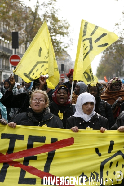 Manifestation en soutient aux familles de sans logis, installes sur le trottoir de la rue de la banque (2 eme arrondissement).