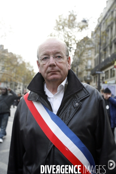 Manifestation en soutient aux familles de sans logis, installes sur le trottoir de la rue de la banque (2 eme arrondissement).