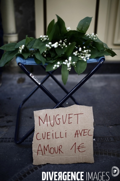 Vente de brins de muguet a paris, jour du 1er mai.