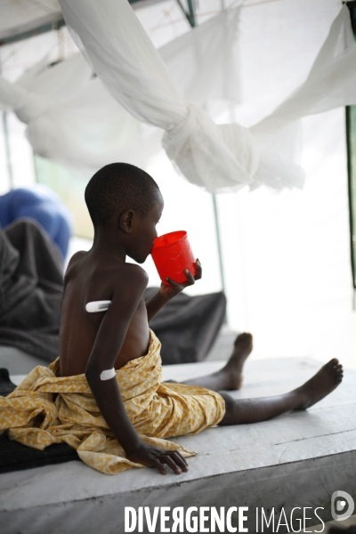 Hopital de rutshuru: service d isolement pour les cas de cholera.