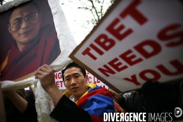 Manifestation devant l ambassade de chine contre la repression chinoise faite au tibet.